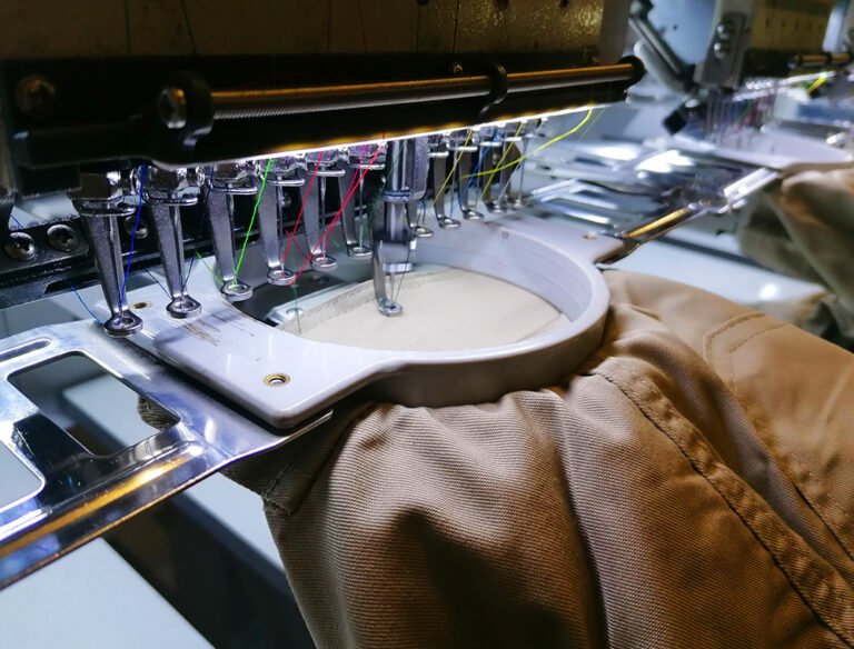 Vêtement dans son cadre de broderie prêt à broder