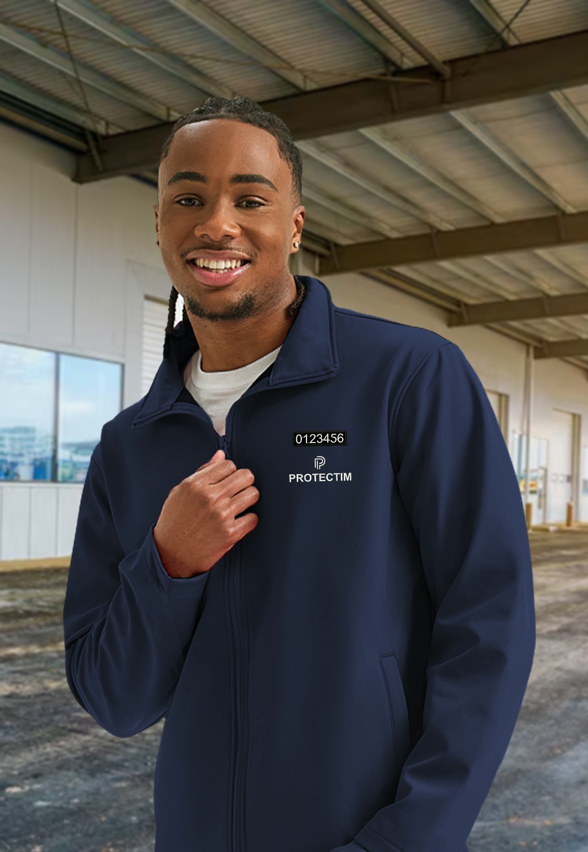 Agent de sécurité portant un soft shell marine brodé avec son numéro unique de bénéficiaire