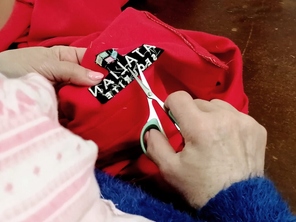 Nettoyage de la broderie avec découpe des fils qui dépassent et du stabilisateur excédentaire