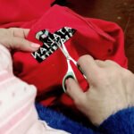 Nettoyage de la broderie avec découpe des fils qui dépassent et du stabilisateur excédentaire