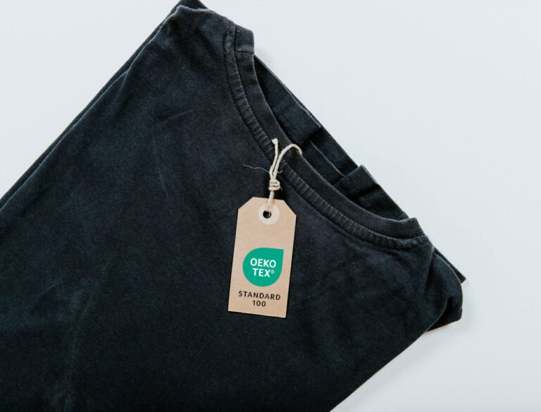 Etiquette label Oeko Tex Standart 100 sur un t-shirt