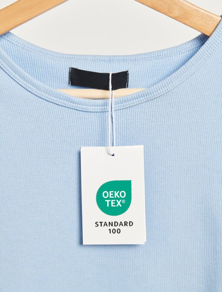 Etiquette label Oeko Tex Standart 100 sur un t-shirt