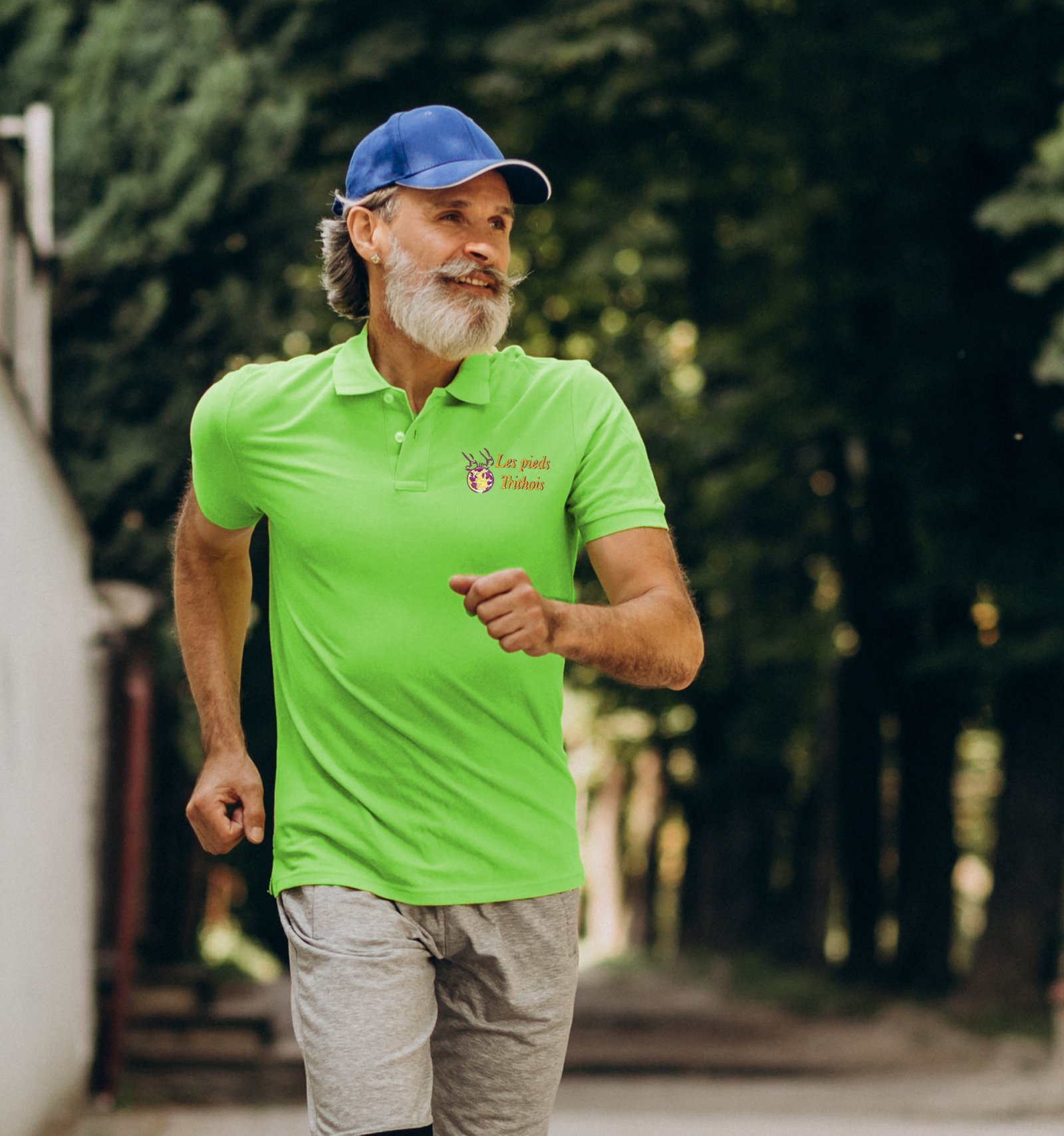 Homme qui marche, fais de la randonnée avec un polo vert brodé Les pieds Trithois, un vêtement professionnel été