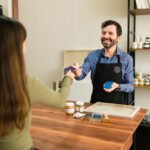 Vendeur portant un tablier brodé