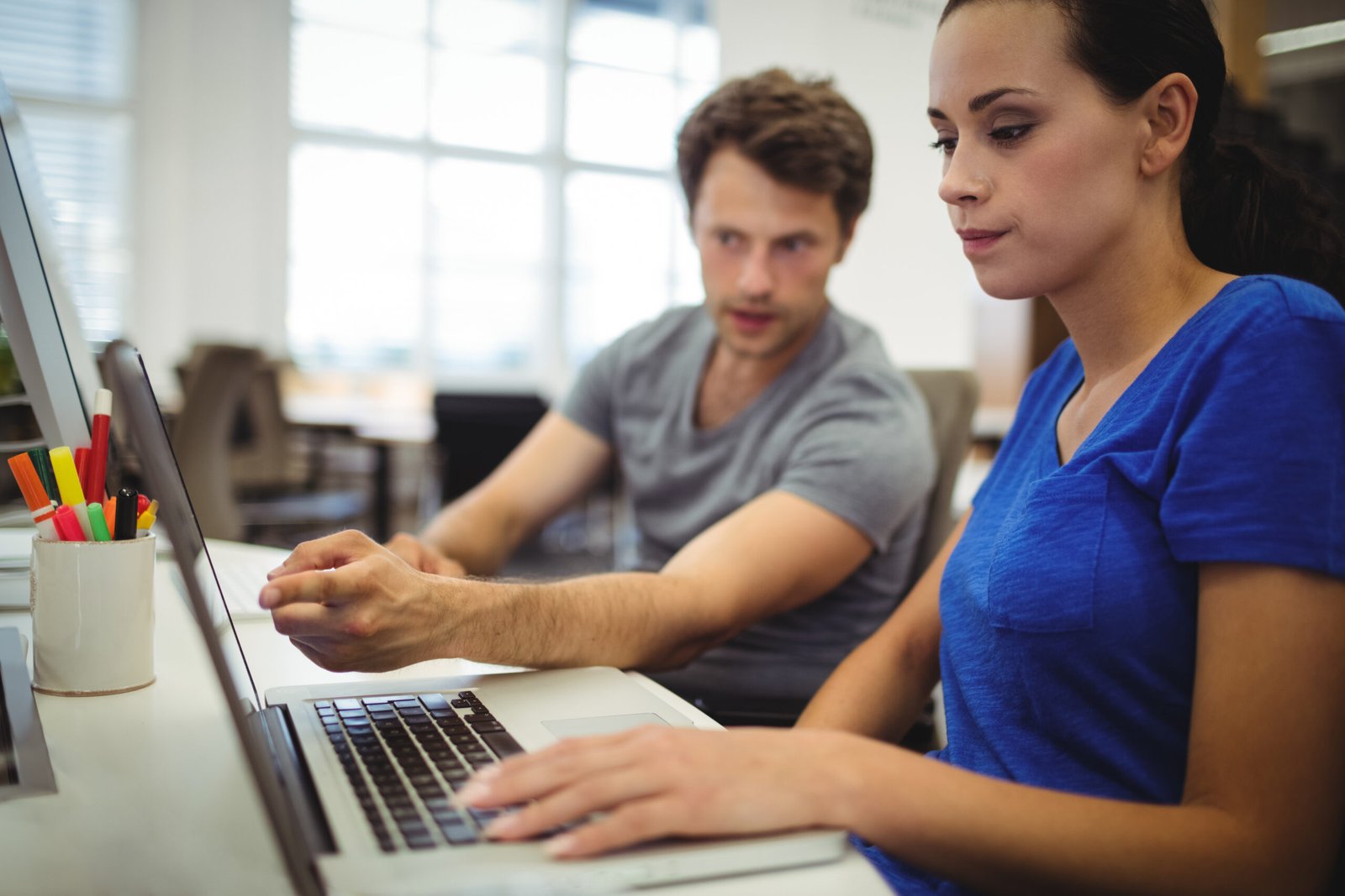 Client accompagné par Alternativ' Uniforme pour créer ses tenues personnalisé