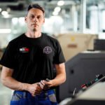 Ouvrier de maintenance industiel Metival portant son t-shirt noir brodé coeur et opposé coeur