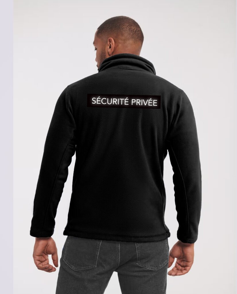 Agent de sécurité Algiz Security habillé avec son polaire de dos avec la mention "SÉCURITÉ PRIVÉE" rétroréfléchissant