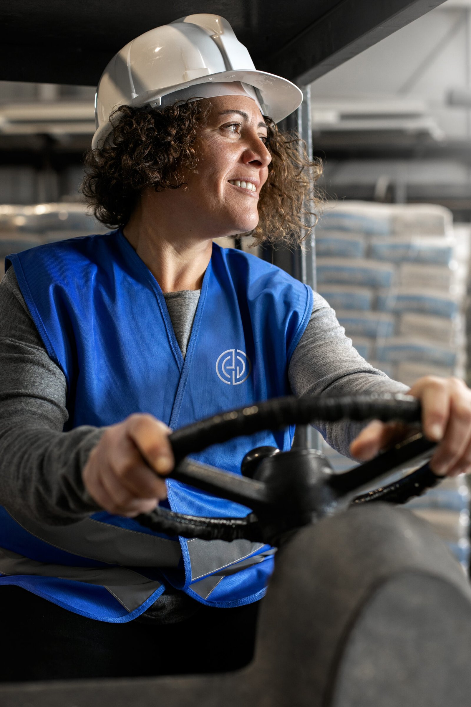 Cariste portant un gilet haute visibilité floqué avec le logo de son entreprise