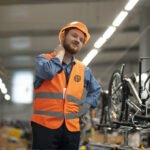 Ingénieur portant un gilet haute visibilité floqué avec le logo de son entreprise