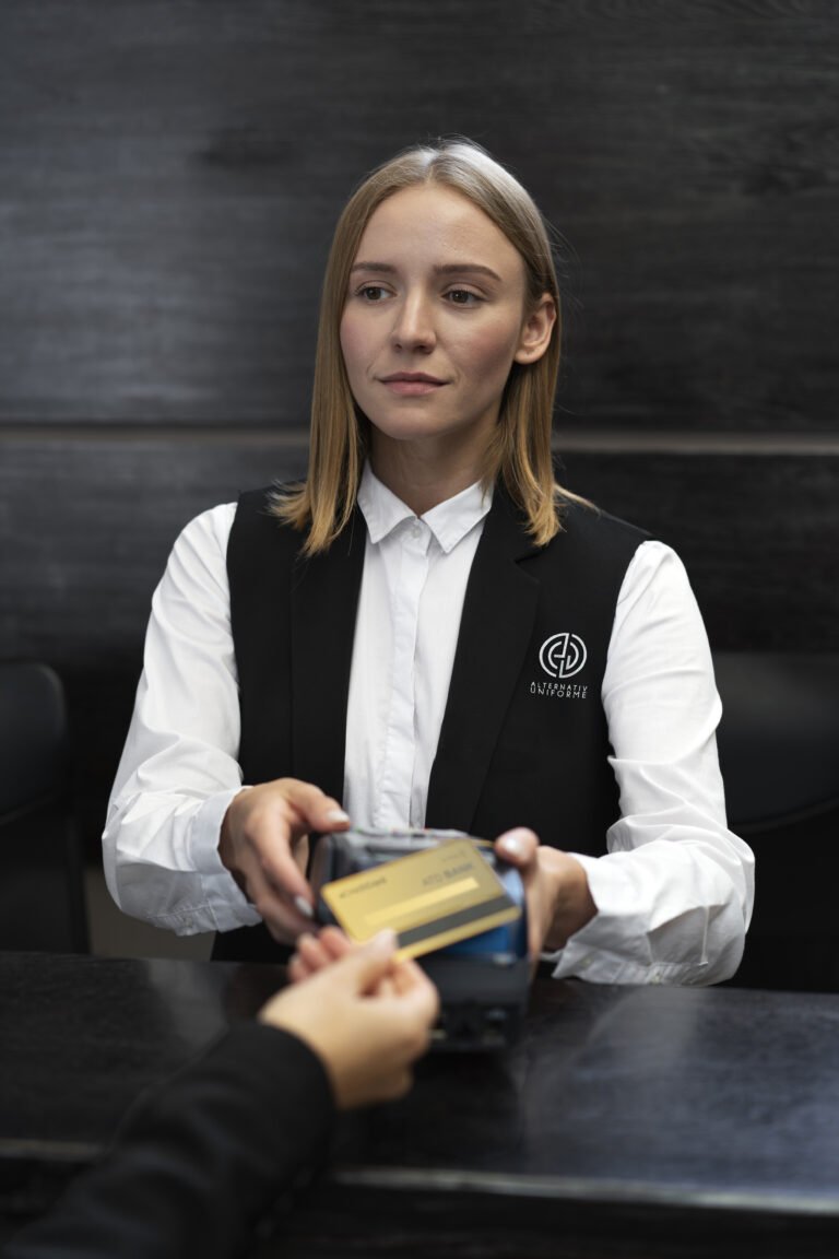 Hôtesse d'accueil portant une chemise et un gilet de costume brodé