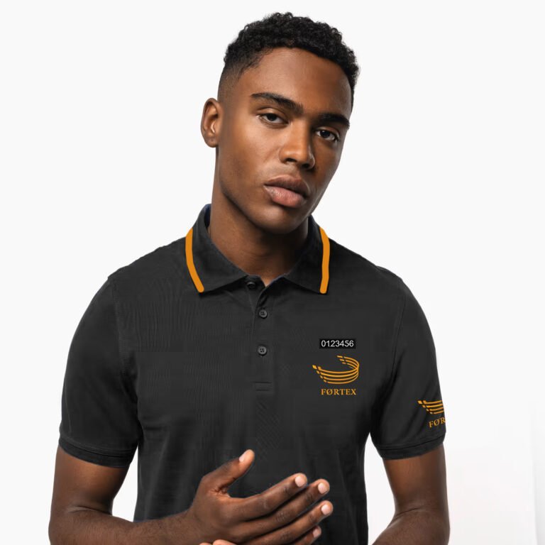 Agent de sécurité Fortex portant un polo brodé avec un liseré de couleur orange au col et son NUB