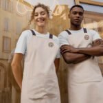 Serveur portant un tablier brodé avec un logo côté coeur