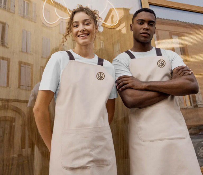 Serveur portant un tablier brodé avec un logo côté coeur