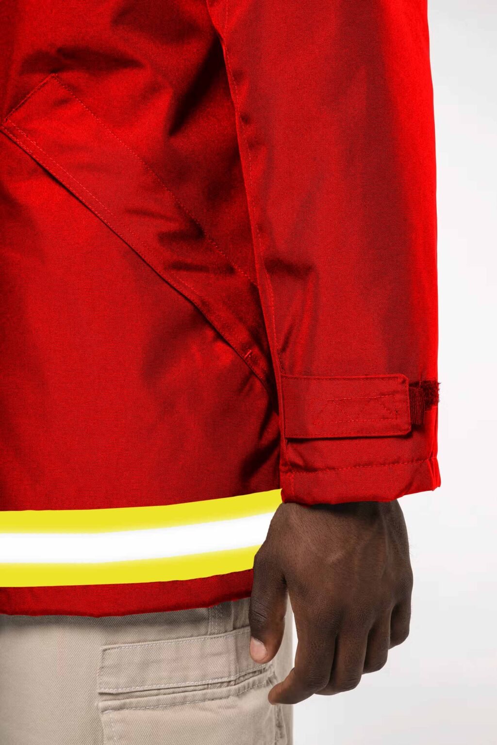 Parka UMIS rouge avec bande réfléchissante jaune et blanche, broderie blanche coeur