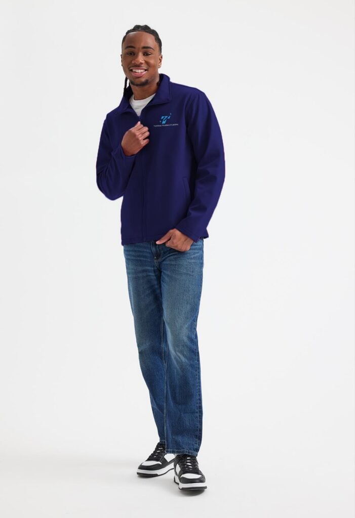 Collaborateur portant une veste softshell bleu marine brodé avec le logo de Toyota Tsusho en couleur côté coeur