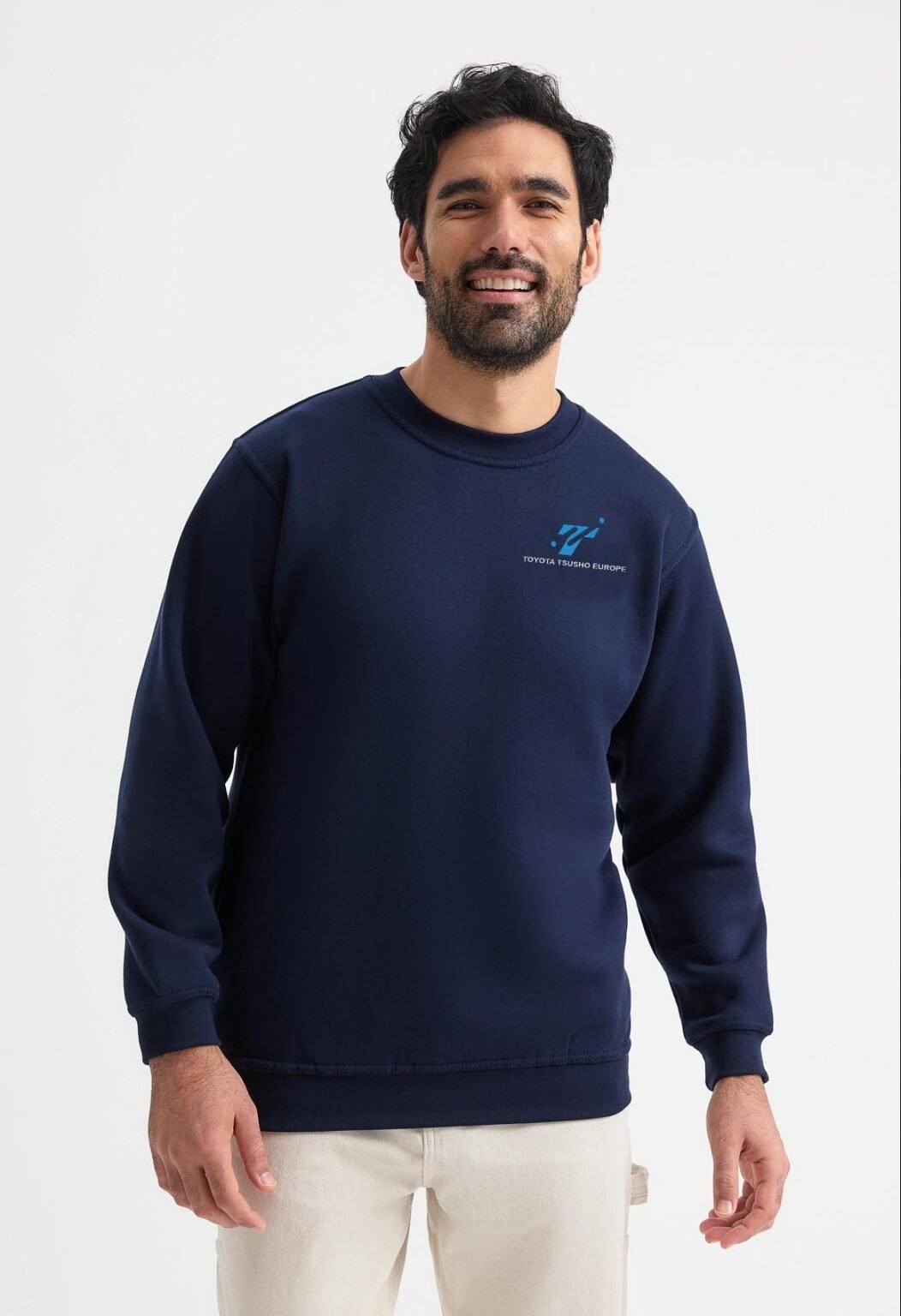 Collaborateur portant un sweat à col rond sans capuche bleu marine brodé avec le logo de Toyota Tsusho en couleur côté coeur