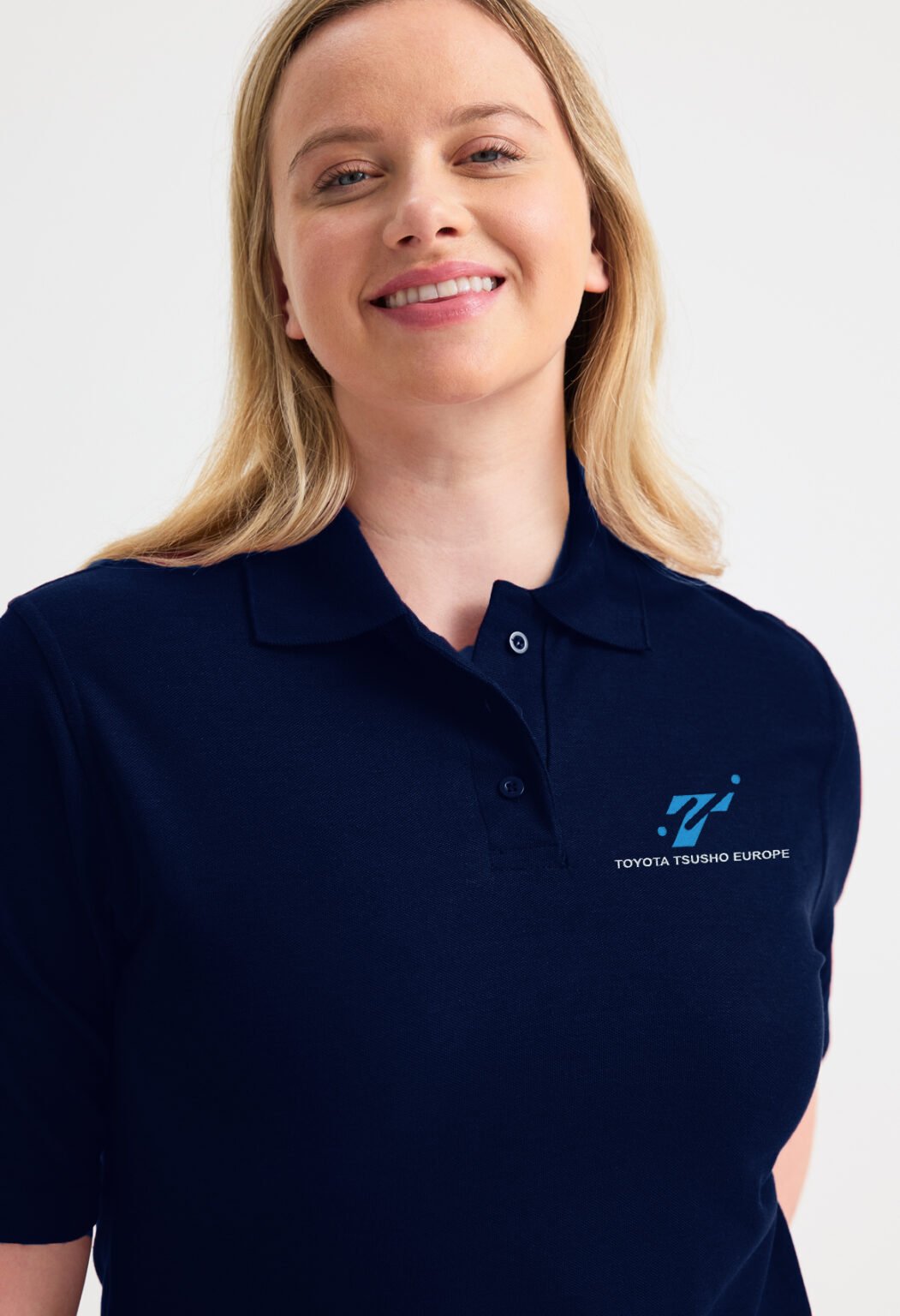 Collaborateur Toyota Tsusho portant un polo femme bleu marine brodé avec le logo de l'entreprise sur le coeur