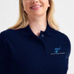 Collaborateur Toyota Tsusho portant un polo femme bleu marine brodé avec le logo de l'entreprise sur le coeur comme vêtements personnalisés pour événements d’entreprise
