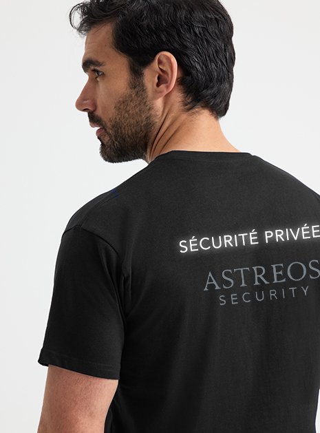 Agent de sécurité portant un t-shirt Astreos Security réglementé pour la sécurité privée
