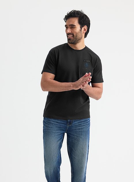 Agent de sécurité portant un t-shirt Astreos Security réglementé pour la sécurité privée tenues de sécurité privée personnalisées