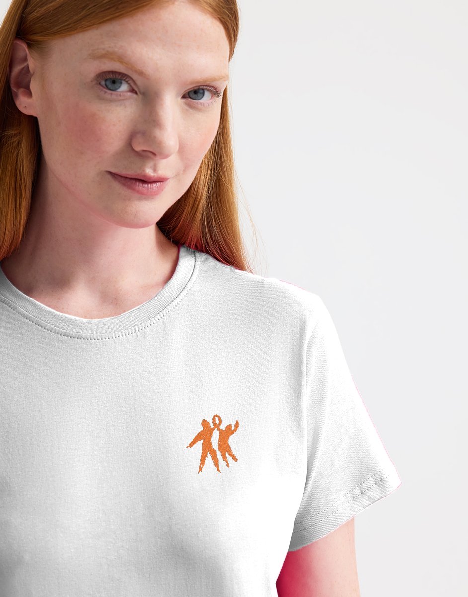 Danseuse portant un T-shirts personnalisés association blanc brodé avec le logo de son association Les Dynamites