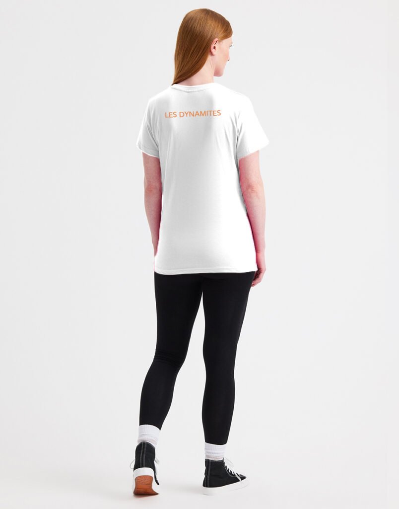 Danseuse portant un t-shirt blanc brodé avec le logo de son association Les Dynamites